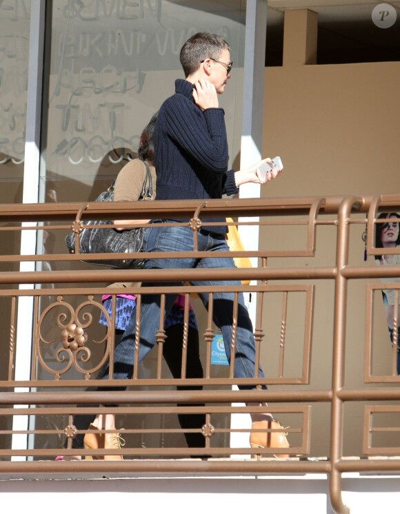 Charlize Theron se dirige vers un bar à sushi avec ses amis à West Hollywood, le 20 décembre 2012.