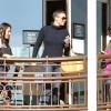Charlize Theron affiche sa coupe garçonne brune avec le sourire et ses amis à West Hollywood, le 20 décembre 2012.