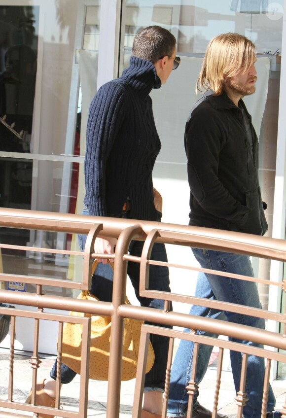 Charlize Theron discute avec un de ses amis en allant déjeuner à West Hollywood, le 20 décembre 2012.