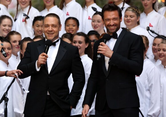 Hugh Jackman et Russell Crowe en plein discours pendant la première australienne des Misérables à Sydney, le 21 décembre 2012.