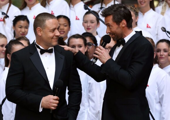 Hugh Jackman et Russell Crowe s'amusent en plein discours à la première australienne des Misérables à Sydney, le 21 décembre 2012.