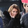 Cécilia Attias se lèchent les doigts après avoir mangé un petit marron chaud devant le café des Deux Magots, le 15 décembre 2012 à Paris