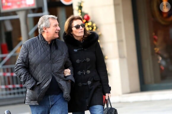 Richard et Cécilia Attias déambulent en amoureux rue du Faubourg Saint-Honoré, le 15 décembre 2012 à Paris