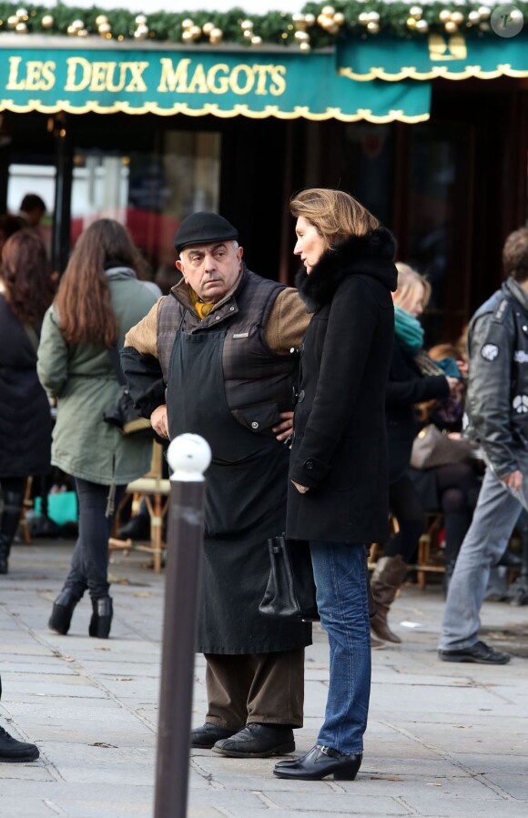 Cécilia Attias devant le café des Deux Magots, le 15 décembre 2012 à Paris