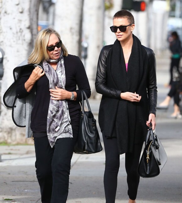 Charlize Theron et sa mère Gerda quittent l'institut de beauté Zen Nail Spa à Beverly Hills. Le 22 décembre 2012.