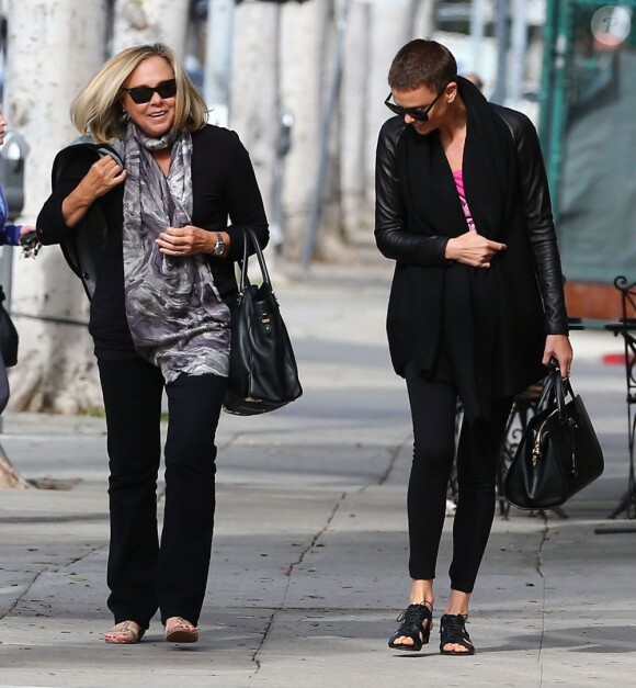 Charlize Theron et sa mère Gerda quittent un institut de beauté à Beverly Hills. Le 22 décembre 2012.