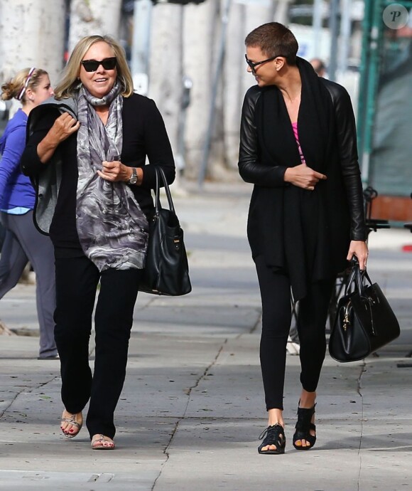 Charlize Theron et sa mère Gerda quittent un institut de beauté à Beverly Hills. Le 22 décembre 2012.