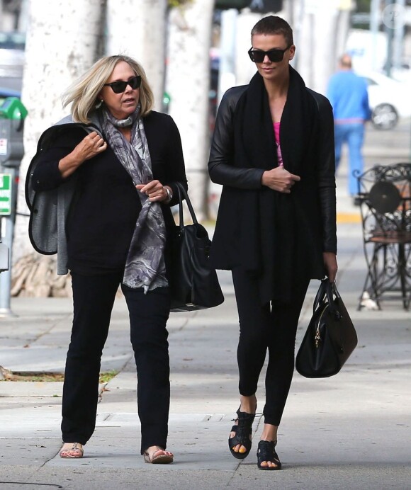 Charlize Theron et sa mère Gerda quittent un institut de beauté à Beverly Hills. Le 22 décembre 2012.
