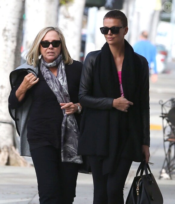 Charlize Theron et sa mère Gerda quittent un institut de beauté à Beverly Hills. Le 22 décembre 2012.