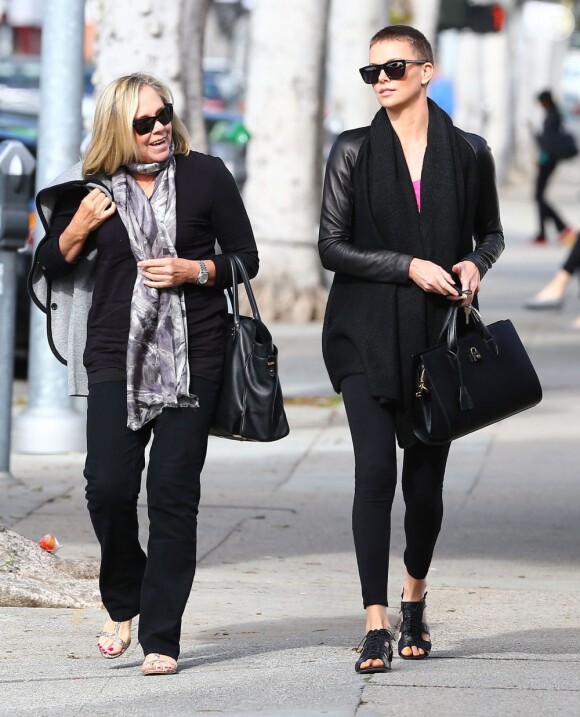 Charlize Theron et sa mère Gerda quittent un institut de beauté à Beverly Hills. Le 22 décembre 2012.