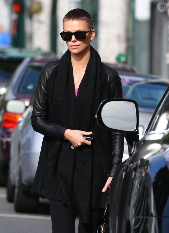 Charlize Theron s'accommode de sa nouvelle coupe de cheveux. Beverly Hills, le 22 décembre 2012.