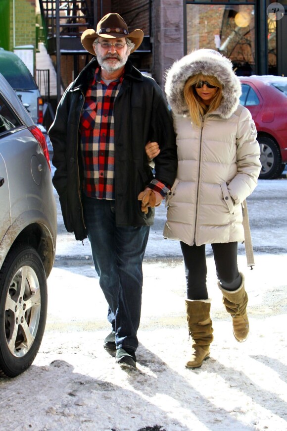 Goldie Hawn et Kurt Russell se promenant dans les rues d'Aspen (Colorado), le vendredi 21 décembre 2012.