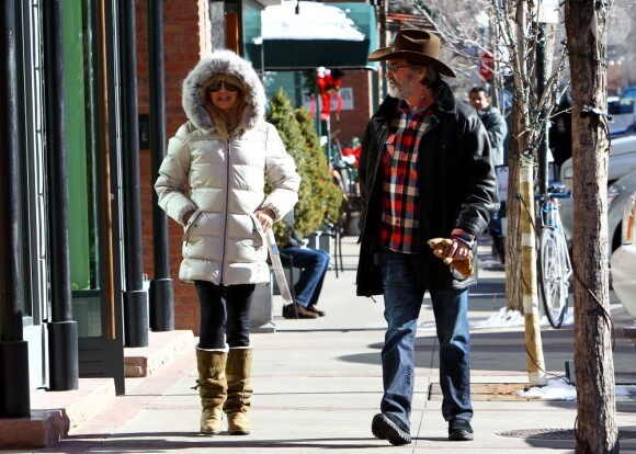 Le couple Goldie Hawn et Kurt Russell se promenant dans les rues d'Aspen, le vendredi 21 décembre 2012.