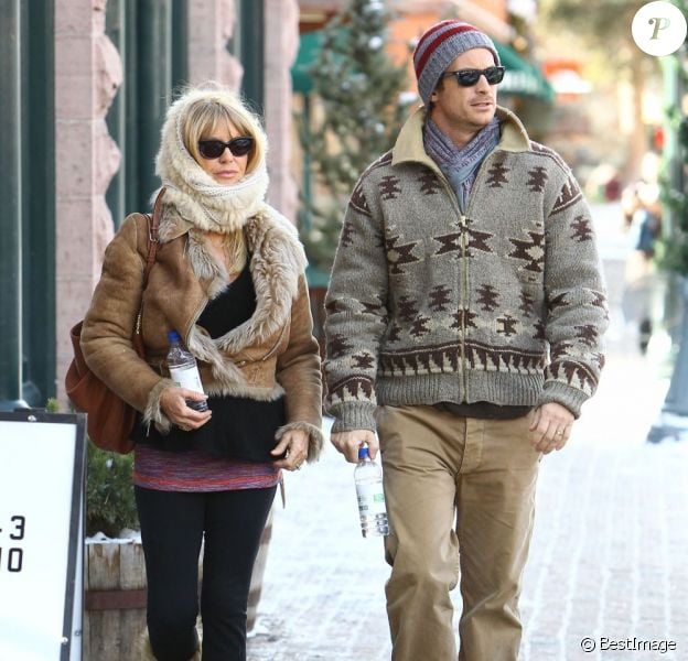 Goldie Hawn et son fils Oliver Hudson, dans les rues d'Aspen, le 22 décembre 2012.