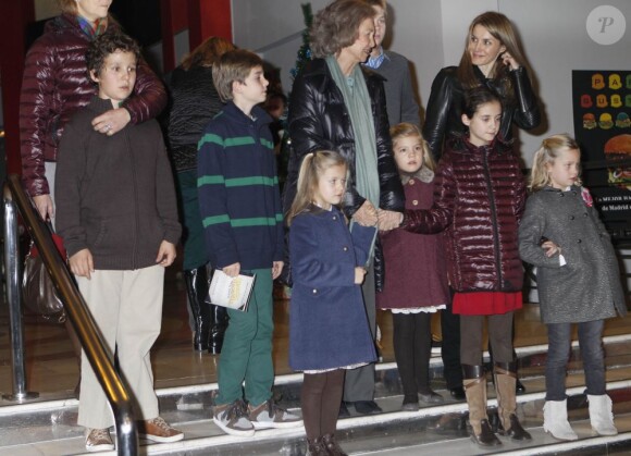 La reine Sofia d'Espagne, ses filles les infantes Elena et Cristina d'Espagne, sa belle-fille la princesse Letizia et ses huit petits enfants posent pour une photo de famille avant d'assister à une représentation de la comédie musicale The Sound of Music à l'Arteria Coliseum. Madrid, le 22 décembre 2012.