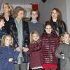 La reine Sofia d'Espagne entourée de ses filles les infantes Elena et Cristina d'Espagne, sa belle-fille la princesse Letizia et ses huit petits enfants, assiste à une représentation de la comédie musicale The Sound of Music à l'Arteria Coliseum. Madrid, le 22 décembre 2012.