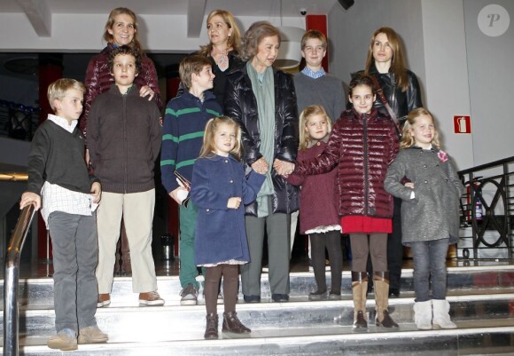 La reine Sofia d'Espagne entourée de ses filles les infantes Elena et Cristina d'Espagne, sa belle-fille la princesse Letizia et ses huit petits enfants, assiste à une représentation de la comédie musicale The Sound of Music à l'Arteria Coliseum. Madrid, le 22 décembre 2012.