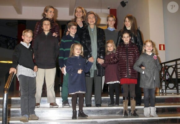 La reine Sofia d'Espagne, ses filles les infantes Elena et Cristina d'Espagne, sa belle-fille la princesse Letizia et ses huit petits enfants assistent à une représentation de la comédie musicale The Sound of Music à l'Arteria Coliseum. Madrid, le 22 décembre 2012.