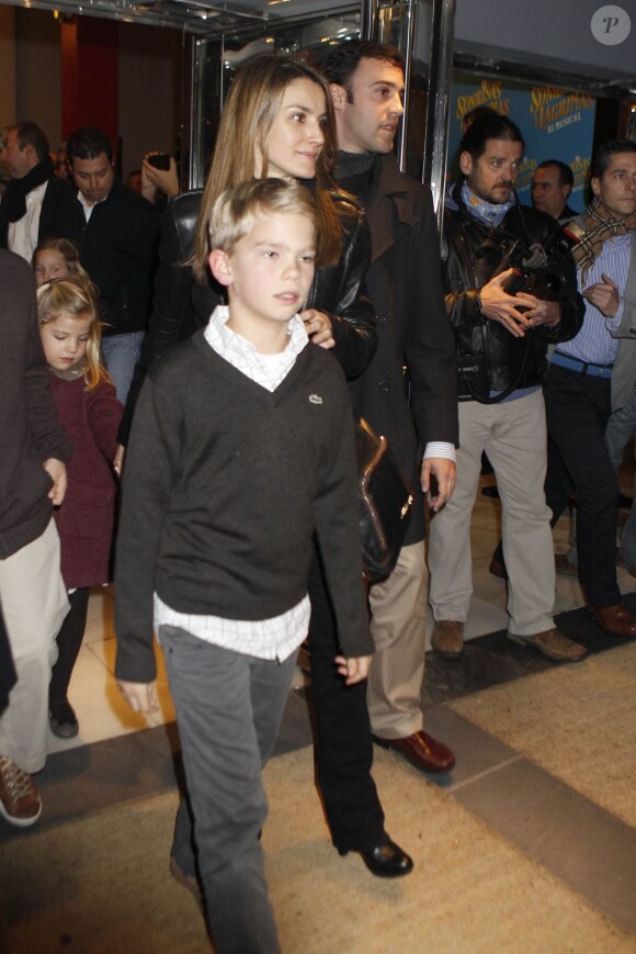 La princesse Letizia d'Espagne assiste avec sa belle-mère la reine Sofia, ses belles-soeurs Elena et Cristina et leurs enfants respectifs à une représentation de The Sound of Music à l'Arteria Coliseum. Madrid, le 22 décembre 2012.