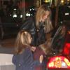 La princesse Letizia d'Espagne quitte l'Arteria Coliseum avec ses enfants. Madrid, le 22 décembre 2012.