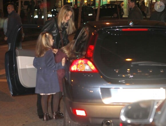 La princesse Letizia d'Espagne quitte l'Arteria Coliseum avec ses enfants. Madrid, le 22 décembre 2012.
