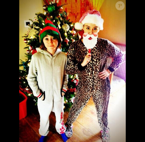 Miley Cyrus déguisée en Père Noël, avec sa soeur Noah. Photo publiée sur Twitter le 25 décembre 2012.