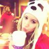 La jeune Ashley Tisdale le matin de Noël, prend la pose avec un bonnet panda, le 25 décembre 2012.