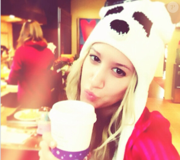 La jeune Ashley Tisdale le matin de Noël, prend la pose avec un bonnet panda, le 25 décembre 2012.