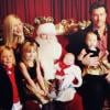 Tori Spelling entourée de ses enfants Liam (5 ans), Stella (4 ans), Hattie (14 mois) et le petit dernier, Finn (3 mois) ainsi que son mari Dylan McDermott, souhaitent de bonnes fêtes.