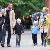 Naomi Watts et Liev Schreiber se promènent avec leurs enfants Alexander et Samuel à New York le 9 octobre 2012.