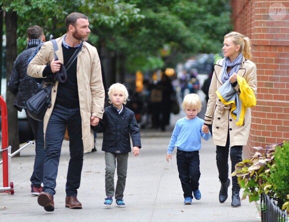 Naomi Watts et Liev Schreiber se promènent avec leurs enfants Alexander et Samuel à New York le 9 octobre 2012.