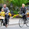 Liev Schreiber et Naomi Watts font du vélo avec leurs fils Samuel et Alexander dans les rues de New York le 10 octobre 2012.
