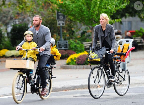 Liev Schreiber et Naomi Watts font du vélo avec leurs fils Samuel et Alexander dans les rues de New York le 10 octobre 2012.