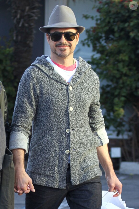 Robert Downey Jr. et sa femme Susan Levin font du shopping à Santa Monica le 16 décembre 2012. L'acteur semblait très heureux.