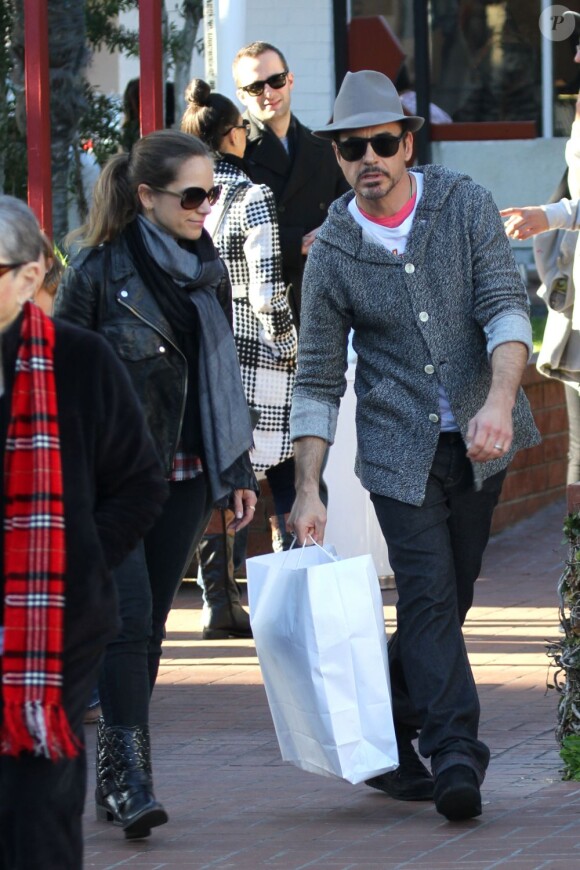 Robert Downey Jr. et sa femme Susan Levin font du shopping à Santa Monica le 16 décembre 2012. Le couple nage en plein bonheur.