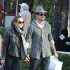 Robert Downey Jr. et sa femme Susan Levin font du shopping à Santa Monica le 16 décembre 2012. Le couple marche main dans la main.