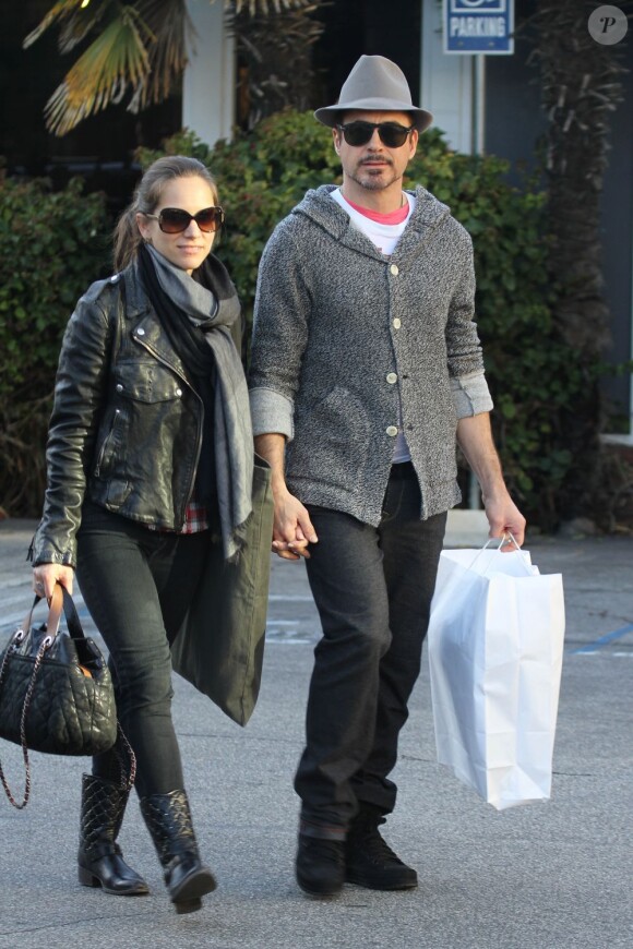 Robert Downey Jr. et sa femme Susan Levin font du shopping à Santa Monica le 16 décembre 2012.