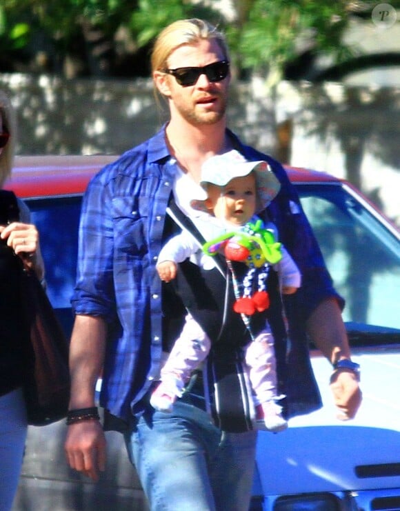 Chris Hemsworth promène India Rose à Palm Springs, Los Angeles, le 27 décembre 2012