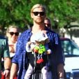  Chris Hemsworth a troqué son costume survitaminé de Thor pour jouer le papa-poule avec sa fille India à Palm Springs, Los Angeles, le 27 décembre 2012. 