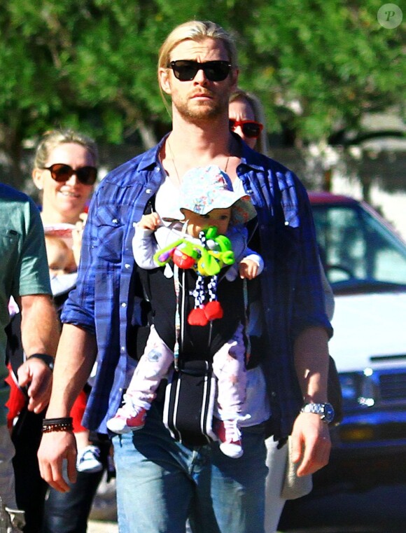 Chris Hemsworth a troqué son costume survitaminé de Thor pour jouer le papa-poule avec sa fille India à Palm Springs, Los Angeles, le 27 décembre 2012.