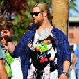Chris Hemsworth se balade avec sa fille à Palm Springs, Los Angeles, le 27 décembre 2012.