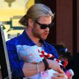 Chris Hemsworth, papa parfait aux petits soins pour sa fille à Palm Springs, Los Angeles, le 27 décembre 2012.