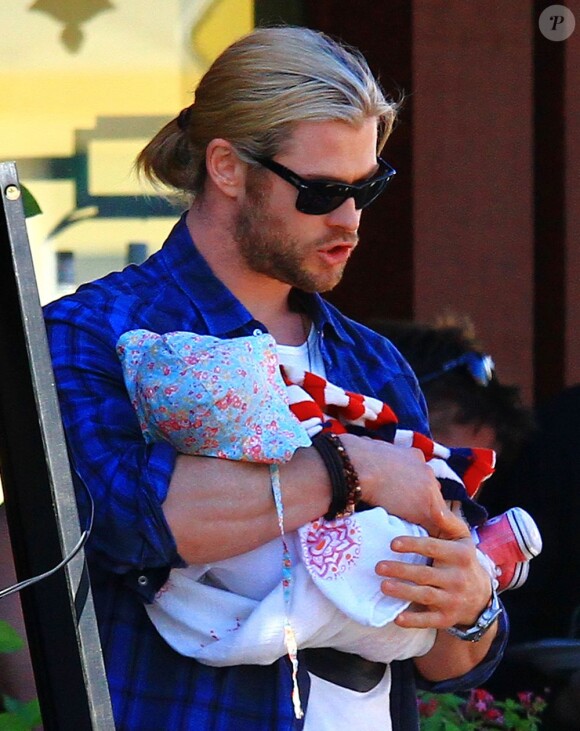 Chris Hemsworth, papa parfait aux petits soins pour sa fille à Palm Springs, Los Angeles, le 27 décembre 2012.