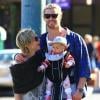 Elsa Pataky et l'australien Chris Hemsworth partagent leur bonheur avec leur fille India Rose à Palm Springs, Los Angeles, le 27 décembre 2012.