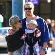 Elsa Pataky et l'australien Chris Hemsworth partagent leur bonheur avec leur fille India Rose à Palm Springs, Los Angeles, le 27 décembre 2012.