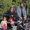 Alyson Hannigan et son époux Alexis Denisof avec sa fille aînée Satyana, et la dernière-née Keeva Jane, en promenade à Los Angeles, le 27 décembre 2012.