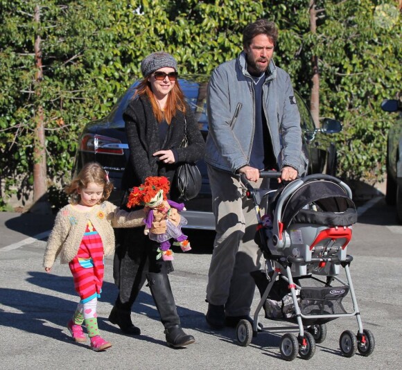 Alyson Hannigan et son époux Alexis Denisof avec sa fille aînée Satyana, et la dernière-née Keeva Jane, en promenade à Los Angeles, le 27 décembre 2012.