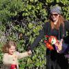 Alyson Hannigan et son mari Alexis Denisof avec leur fille aînée Satyana, et la dernière-née Keeva Jane, en promenade à Los Angeles, le 27 décembre 2012.
