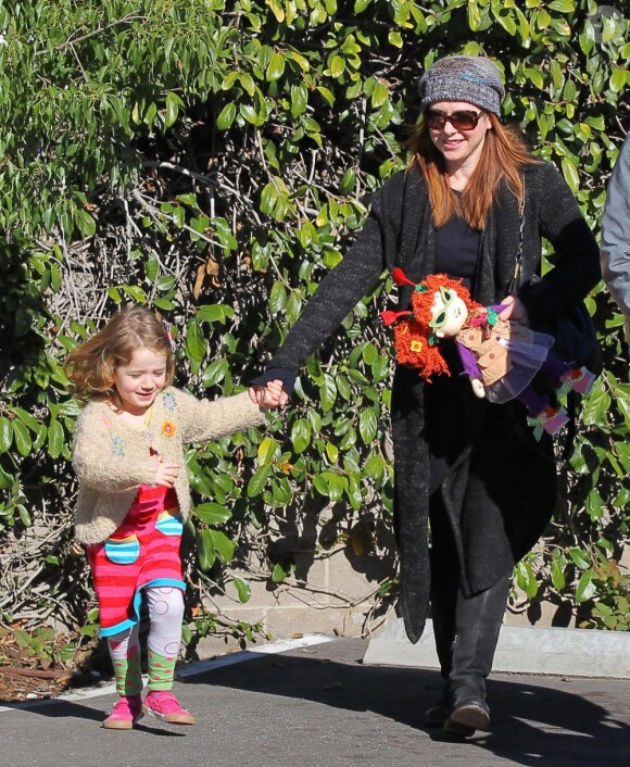 Alyson Hannigan et son mari Alexis Denisof avec leur fille aînée Satyana, et la dernière-née Keeva Jane, en promenade à Los Angeles, le 27 décembre 2012.