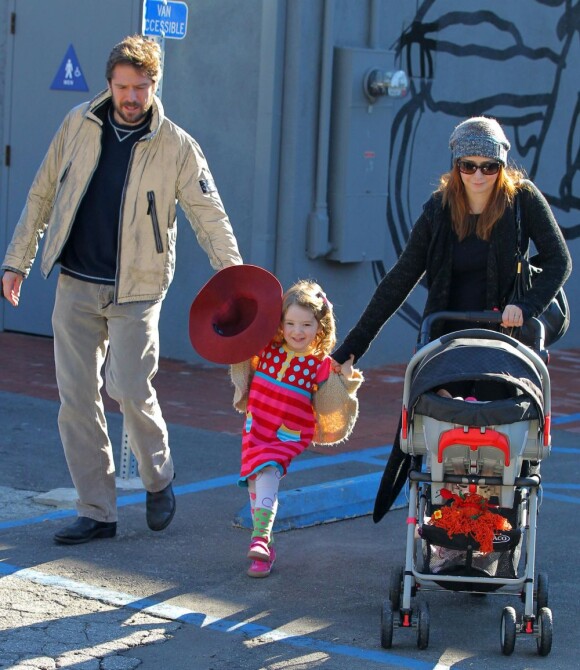 Alyson Hannigan et son mari Alexis Denisof avec sa fille aînée Satyana, et la dernière-née Keeva Jane, en promenade à Los Angeles, le 27 décembre 2012.